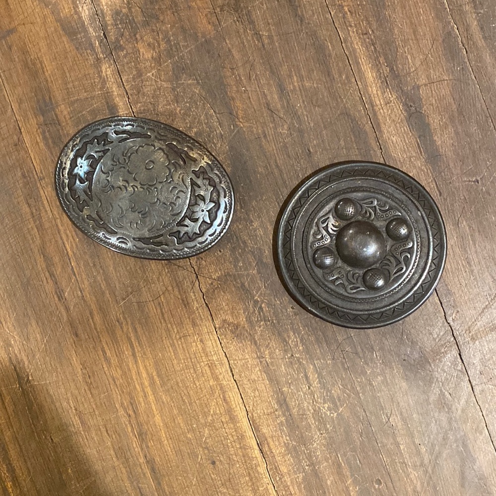 Bundle off 2 belt buckles